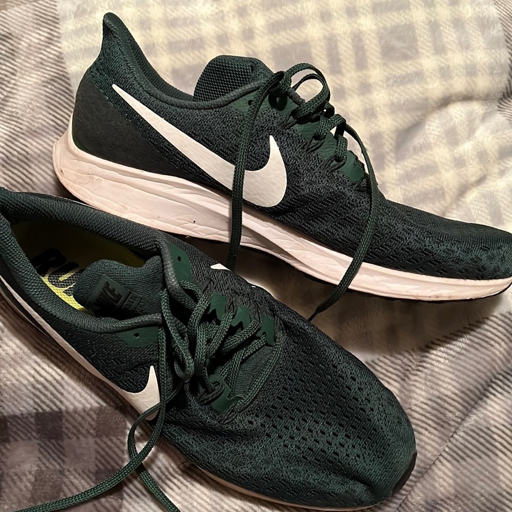 Men size 11 forest green Nike tennis shoes